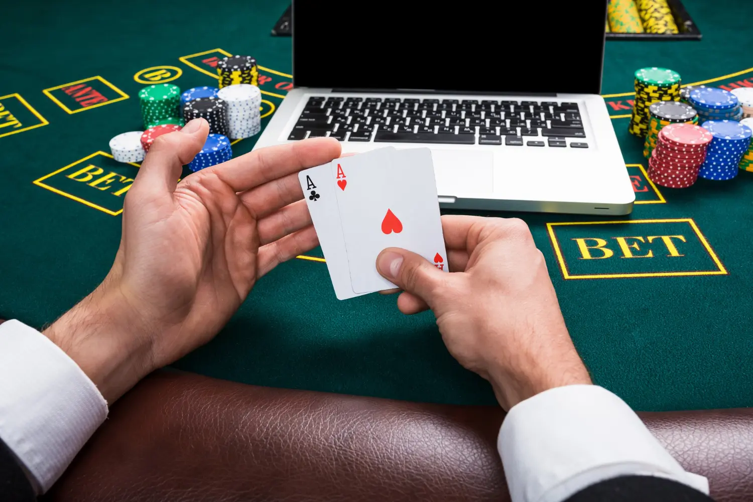 O poker o jogo com muitas palavras para aprender